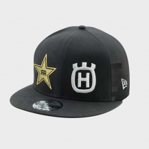 CAPPELLO HUSQVARNA ROCKSTAR VISIERA PIATTA REPLICA TEAM FLAT CAP MODELLO 2024