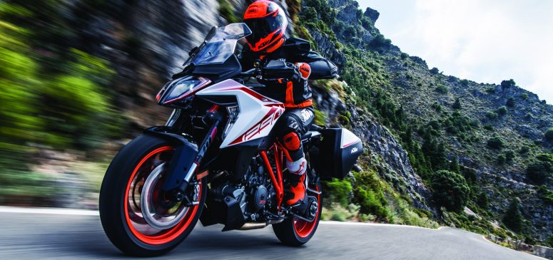 KTM 1290 SUPER DUKE GT_Action 03